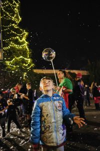 tree lighting kid balloon 200x300
