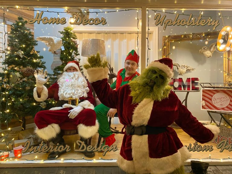 store window grinch 768x576